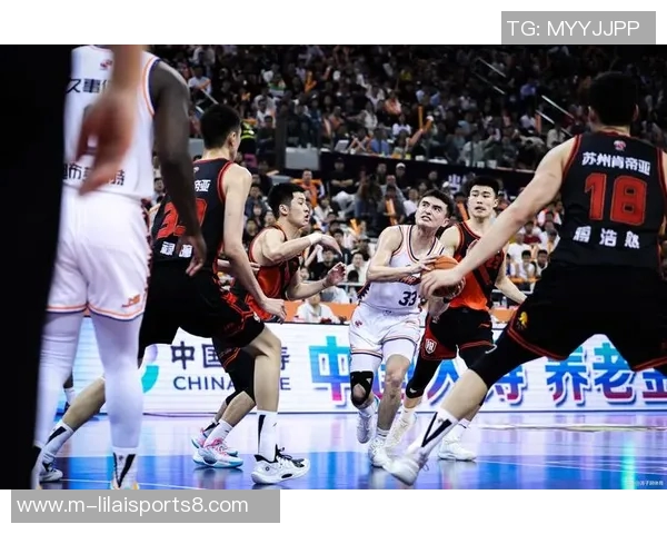 篮球与足球的魅力对比探索运动精神与团队合作的完美结合 篮球与足球的魅力对比探索运动精神与团队合作的完美结合